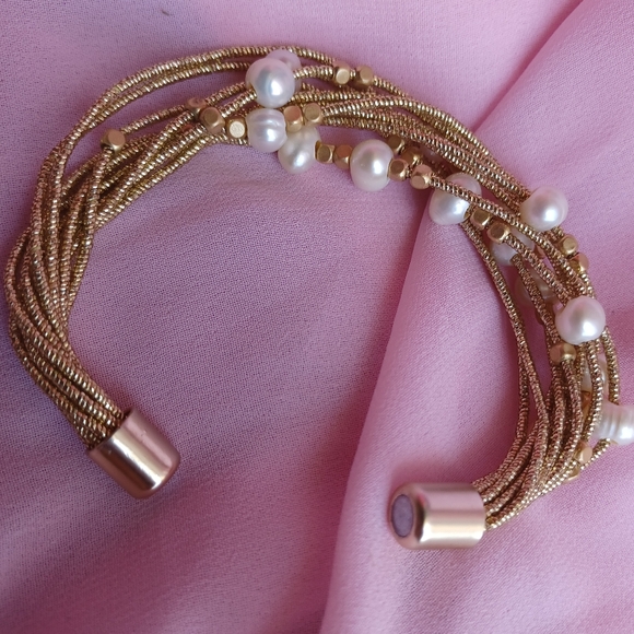 Elegant Gold and Pearl Bracelet - Picture 6 of 9
